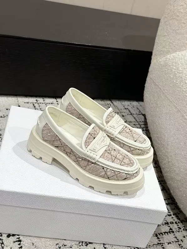 👟👟Ex-factory price 680👟👟 Dior 25/spring and summer new ultra-light loafers, new large soles and thick soles, the layout strives to create fashionable classic items, new products created at the first major show of Paris Fashion Week, the inspiration is cleverly combined with the perfect shoe shape by the D chief designer. Matched with brand buckles, it is more fashionable! Original version, perfect and exquisite workmanship!  ✔️Upper: imported open-edge beaded cowhide ✔️Inner lining: water-dyed cowhide ✔️Sole: IP foam outsole ✔️Size: #35-41 (40 41 customized items are not returnable)